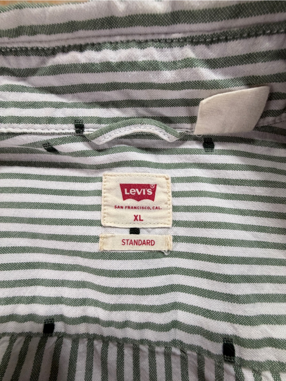 Levi's Men's White Shirt with Black Pinstripes and Black Dot Accents B11 - Picture 9 of 11